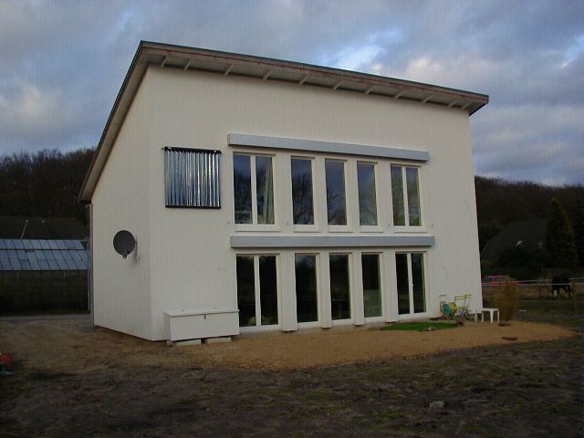 BAU.DE / BAU-Forum: 1. Bild zu Antwort "noch ein Beispiel für Kollektor auf der Fassade" auf die Frage "Solarkollektor: Dach- oder Wandmontage" im BAU-Forum "Nutzung alternativer Energieformen" BAU.DE / BAU-Forum: 1. Bild zu Antwort "noch ein Beispiel für Kollektor auf der Fassade" auf die Frage "Solarkollektor: Dach- oder Wandmontage" im BAU-Forum "Nutzung alternativer Energieformen"