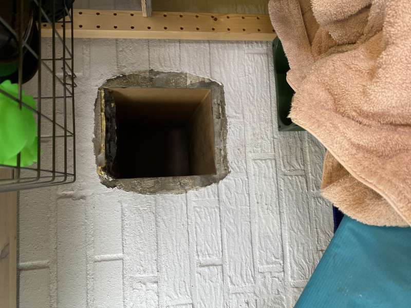 BAU.DE / BAU-Forum: 1. Bild zu Frage "Katzenklappe im Mauerwerk verschließen: Einfache Methoden, Dämmung & Kosten?" im BAU-Forum "Außenwände und Fassaden" BAU.DE / BAU-Forum: 1. Bild zu Frage "Katzenklappe im Mauerwerk verschließen: Einfache Methoden, Dämmung & Kosten?" im BAU-Forum "Außenwände und Fassaden"