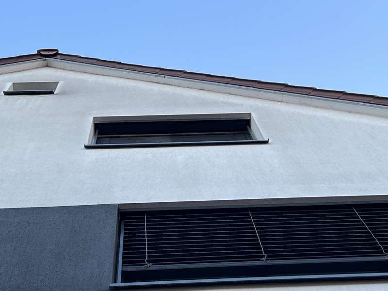 BAU.DE / BAU-Forum: 1. Bild zu Frage "Silikonfuge Dach/Dämmung löst sich: Feuchtigkeitsschäden, Reparatur & Kosten?" im BAU-Forum "Außenwände und Fassaden" BAU.DE / BAU-Forum: 1. Bild zu Frage "Silikonfuge Dach/Dämmung löst sich: Feuchtigkeitsschäden, Reparatur & Kosten?" im BAU-Forum "Außenwände und Fassaden"