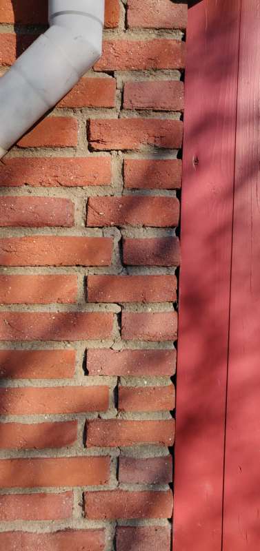 BAU.DE / BAU-Forum: 2. Bild zu Frage "Klinkerfassade Risse Fertighaus 1998: Ursachen, Risiken & Sanierungskosten?" im BAU-Forum "Außenwände und Fassaden" BAU.DE / BAU-Forum: 2. Bild zu Frage "Klinkerfassade Risse Fertighaus 1998: Ursachen, Risiken & Sanierungskosten?" im BAU-Forum "Außenwände und Fassaden"