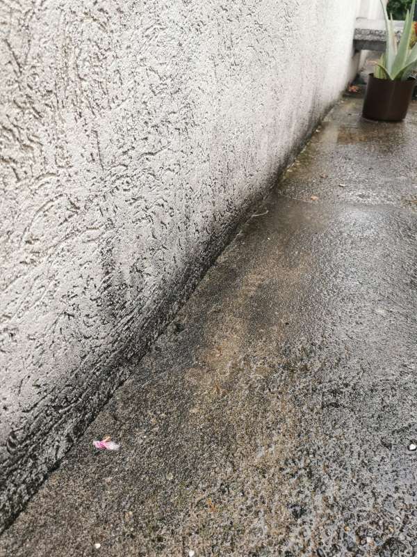 BAU.DE / BAU-Forum: 1. Bild zu Frage "Regenwasserableitung Hauswand: Maßnahmen, Kosten & Dachvorsprung verlängern?" im BAU-Forum "Außenwände und Fassaden" BAU.DE / BAU-Forum: 1. Bild zu Frage "Regenwasserableitung Hauswand: Maßnahmen, Kosten & Dachvorsprung verlängern?" im BAU-Forum "Außenwände und Fassaden"