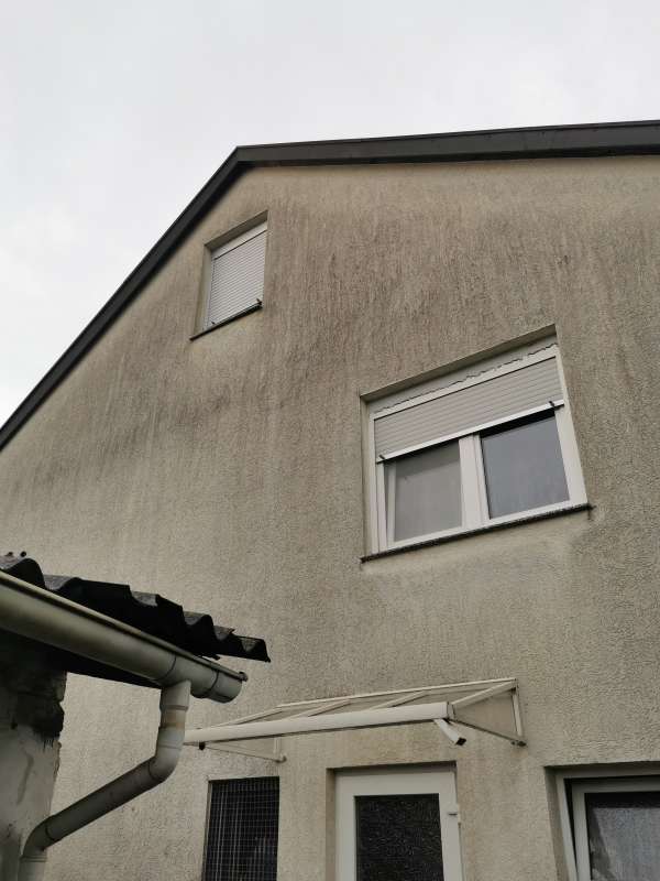 BAU.DE / BAU-Forum: 4. Bild zu Frage "Regenwasserableitung Hauswand: Maßnahmen, Kosten & Dachvorsprung verlängern?" im BAU-Forum "Außenwände und Fassaden" BAU.DE / BAU-Forum: 4. Bild zu Frage "Regenwasserableitung Hauswand: Maßnahmen, Kosten & Dachvorsprung verlängern?" im BAU-Forum "Außenwände und Fassaden"