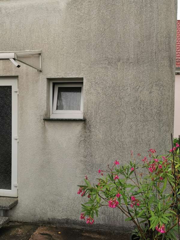 BAU.DE / BAU-Forum: 5. Bild zu Frage "Regenwasserableitung Hauswand: Maßnahmen, Kosten & Dachvorsprung verlängern?" im BAU-Forum "Außenwände und Fassaden" BAU.DE / BAU-Forum: 5. Bild zu Frage "Regenwasserableitung Hauswand: Maßnahmen, Kosten & Dachvorsprung verlängern?" im BAU-Forum "Außenwände und Fassaden"