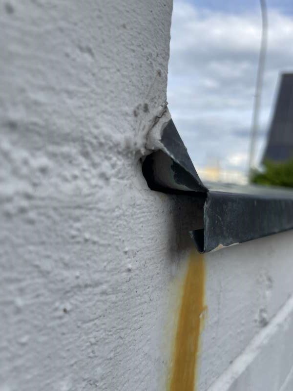 BAU.DE / BAU-Forum: 2. Bild zu Antwort "Gartenmauer: Detailbilder zur Analyse der Fleckenursache" auf die Frage "Gelbe Flecken an Gartenmauer mit Blech: Ursachen, Entfernung & Vorbeugung?" im BAU-Forum "Außenwände und Fassaden" BAU.DE / BAU-Forum: 2. Bild zu Antwort "Gartenmauer: Detailbilder zur Analyse der Fleckenursache" auf die Frage "Gelbe Flecken an Gartenmauer mit Blech: Ursachen, Entfernung & Vorbeugung?" im BAU-Forum "Außenwände und Fassaden"