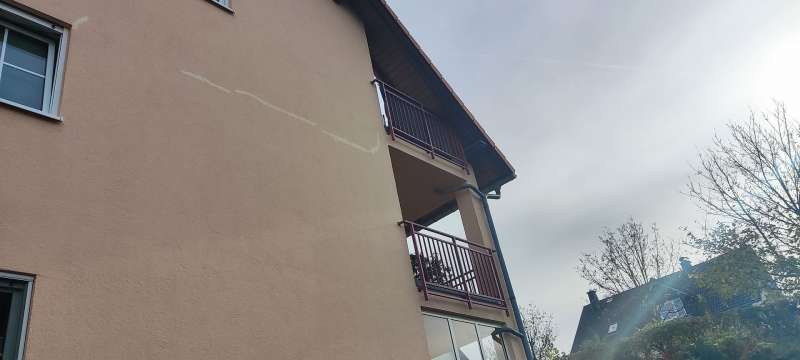BAU.DE / BAU-Forum: 1. Bild zu Frage "Putzriss horizontal an Fassade: Ursachen, Reparatur, Kosten & Gutachten?" im BAU-Forum "Außenwände und Fassaden" BAU.DE / BAU-Forum: 1. Bild zu Frage "Putzriss horizontal an Fassade: Ursachen, Reparatur, Kosten & Gutachten?" im BAU-Forum "Außenwände und Fassaden"
