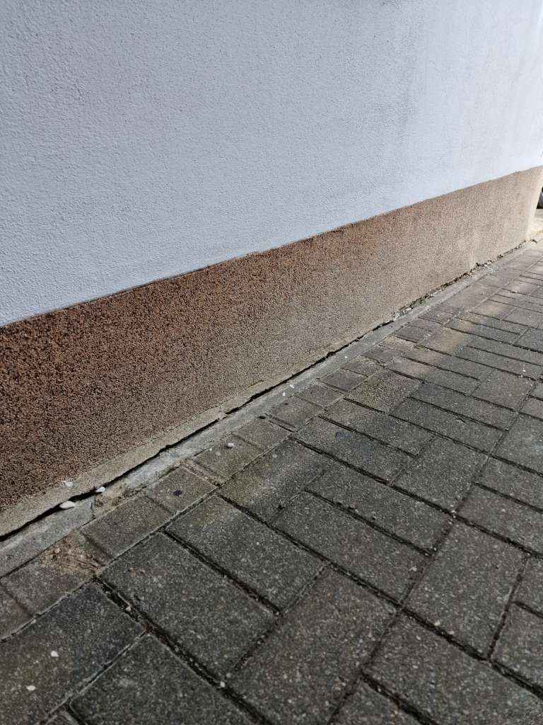 BAU.DE / BAU-Forum: 1. Bild zu Frage "Garagensockel Risse füllen: Geeignete Materialien, Abdichtung & Risiken?" im BAU-Forum "Außenwände und Fassaden" BAU.DE / BAU-Forum: 1. Bild zu Frage "Garagensockel Risse füllen: Geeignete Materialien, Abdichtung & Risiken?" im BAU-Forum "Außenwände und Fassaden"