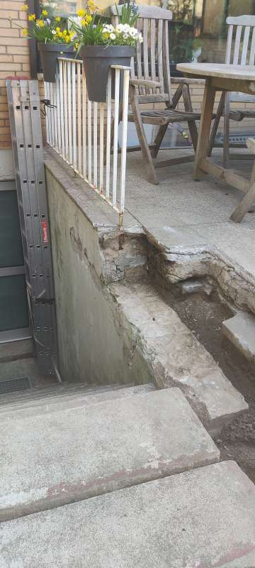 BAU.DE / BAU-Forum: 1. Bild zu Frage "Terrasse ebenerdig mit Treppenmauer: Natursteinplatten, Aufbau & Machbarkeit?" im BAU-Forum "Balkon und Terrasse" BAU.DE / BAU-Forum: 1. Bild zu Frage "Terrasse ebenerdig mit Treppenmauer: Natursteinplatten, Aufbau & Machbarkeit?" im BAU-Forum "Balkon und Terrasse"