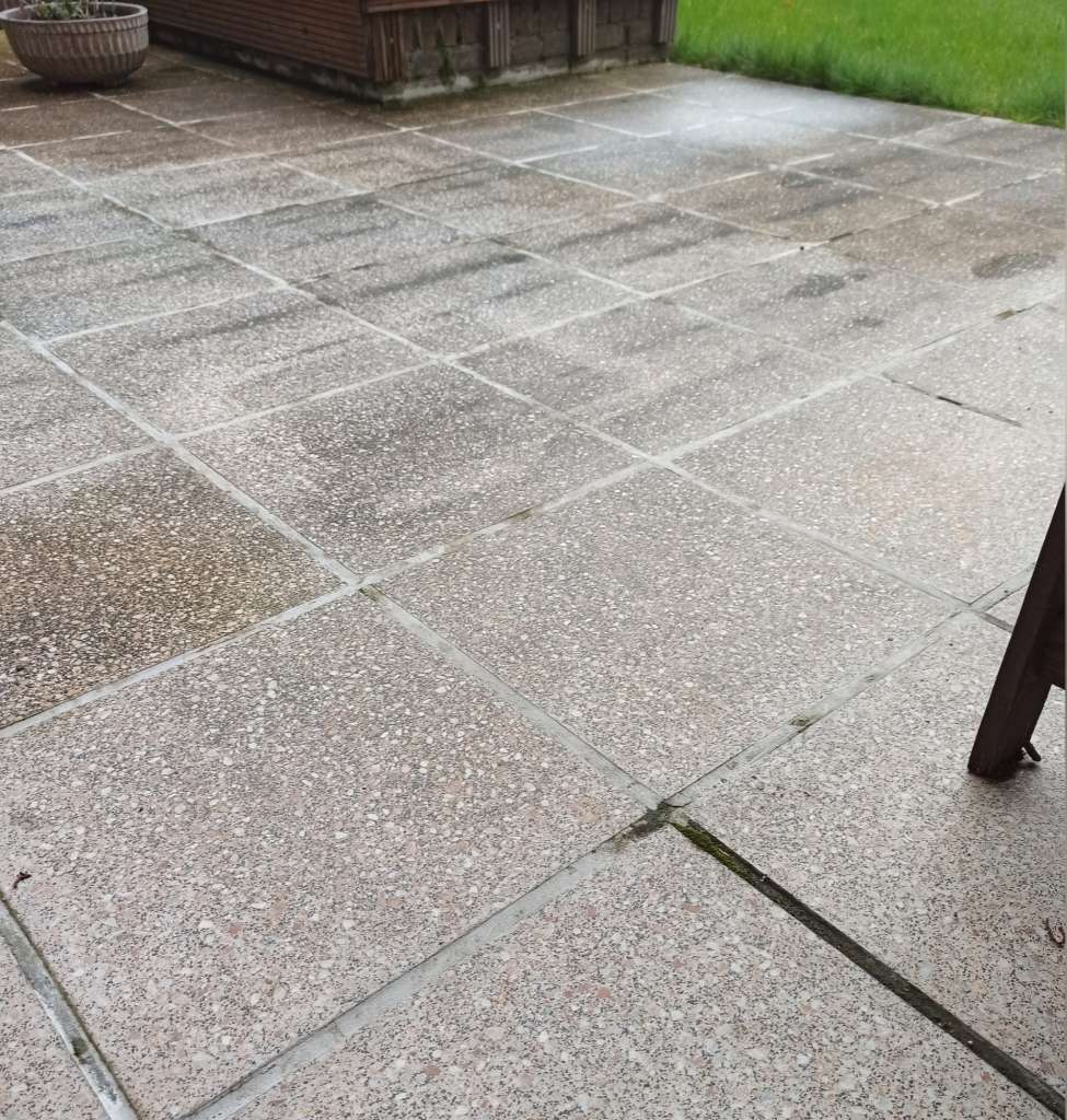 BAU.DE / BAU-Forum: 1. Bild zu Antwort "Terrassen-Belag: Fotos des aktuellen Zustands" auf die Frage "Terrasse neu belegen: Kosten, Aufbauhöhe & geeignete Beläge auf alten Platten?" im BAU-Forum "Balkon und Terrasse" BAU.DE / BAU-Forum: 1. Bild zu Antwort "Terrassen-Belag: Fotos des aktuellen Zustands" auf die Frage "Terrasse neu belegen: Kosten, Aufbauhöhe & geeignete Beläge auf alten Platten?" im BAU-Forum "Balkon und Terrasse"