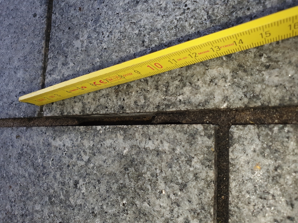 BAU.DE / BAU-Forum: 2. Bild zu Frage "Epoxidharzfugen ausbessern: Anleitung, Material & Kosten für Granit/Sandstein?" im BAU-Forum "Balkon und Terrasse" BAU.DE / BAU-Forum: 2. Bild zu Frage "Epoxidharzfugen ausbessern: Anleitung, Material & Kosten für Granit/Sandstein?" im BAU-Forum "Balkon und Terrasse"