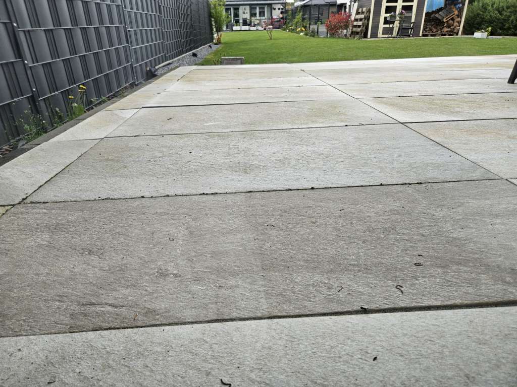 BAU.DE / BAU-Forum: 1. Bild zu Frage "Terrassenplatten wiederverwenden oder entsorgen: Was ist bei Sanierung möglich?" im BAU-Forum "Balkon und Terrasse" BAU.DE / BAU-Forum: 1. Bild zu Frage "Terrassenplatten wiederverwenden oder entsorgen: Was ist bei Sanierung möglich?" im BAU-Forum "Balkon und Terrasse"