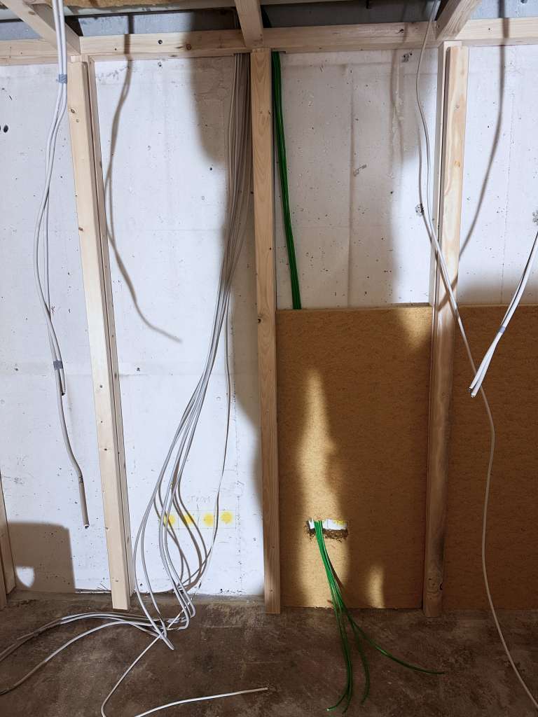 BAU.DE / BAU-Forum: 3. Bild zu Frage "Dampfsperre im Keller mit Holzwolle: Notwendigkeit, Risiken & Alternativen?" im BAU-Forum "Bauphysik" BAU.DE / BAU-Forum: 3. Bild zu Frage "Dampfsperre im Keller mit Holzwolle: Notwendigkeit, Risiken & Alternativen?" im BAU-Forum "Bauphysik"