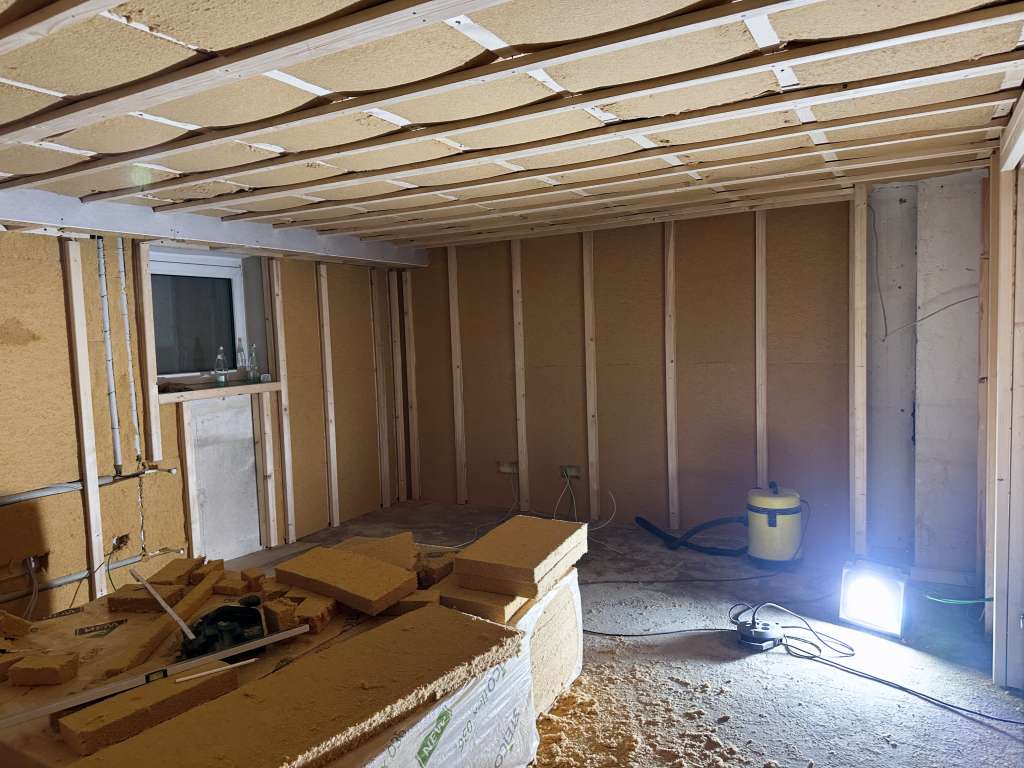 BAU.DE / BAU-Forum: 4. Bild zu Frage "Dampfsperre im Keller mit Holzwolle: Notwendigkeit, Risiken & Alternativen?" im BAU-Forum "Bauphysik" BAU.DE / BAU-Forum: 4. Bild zu Frage "Dampfsperre im Keller mit Holzwolle: Notwendigkeit, Risiken & Alternativen?" im BAU-Forum "Bauphysik"