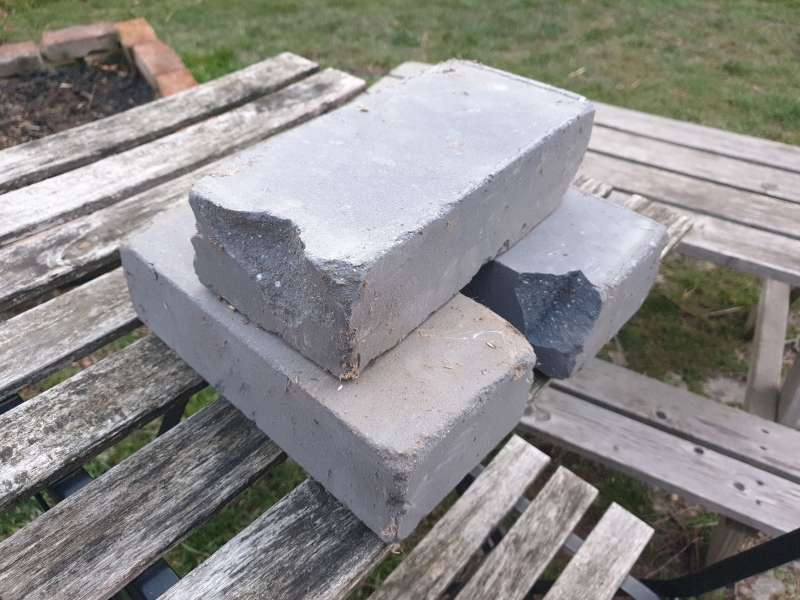 BAU.DE / BAU-Forum: 1. Bild zu Frage "Schwarz-graue Backsteine gefunden: Was ist das für ein Stein? Herkunft & Verwendung" im BAU-Forum "Baustoffe" BAU.DE / BAU-Forum: 1. Bild zu Frage "Schwarz-graue Backsteine gefunden: Was ist das für ein Stein? Herkunft & Verwendung" im BAU-Forum "Baustoffe"