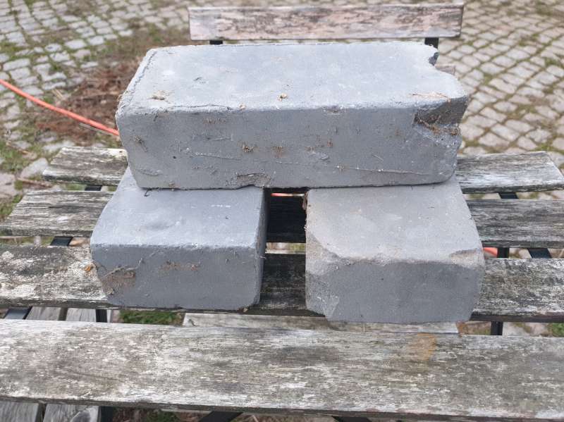 BAU.DE / BAU-Forum: 2. Bild zu Frage "Schwarz-graue Backsteine gefunden: Was ist das für ein Stein? Herkunft & Verwendung" im BAU-Forum "Baustoffe" BAU.DE / BAU-Forum: 2. Bild zu Frage "Schwarz-graue Backsteine gefunden: Was ist das für ein Stein? Herkunft & Verwendung" im BAU-Forum "Baustoffe"