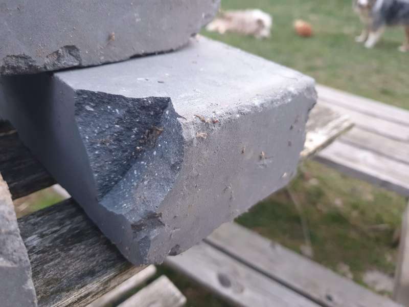 BAU.DE / BAU-Forum: 3. Bild zu Frage "Schwarz-graue Backsteine gefunden: Was ist das für ein Stein? Herkunft & Verwendung" im BAU-Forum "Baustoffe" BAU.DE / BAU-Forum: 3. Bild zu Frage "Schwarz-graue Backsteine gefunden: Was ist das für ein Stein? Herkunft & Verwendung" im BAU-Forum "Baustoffe"