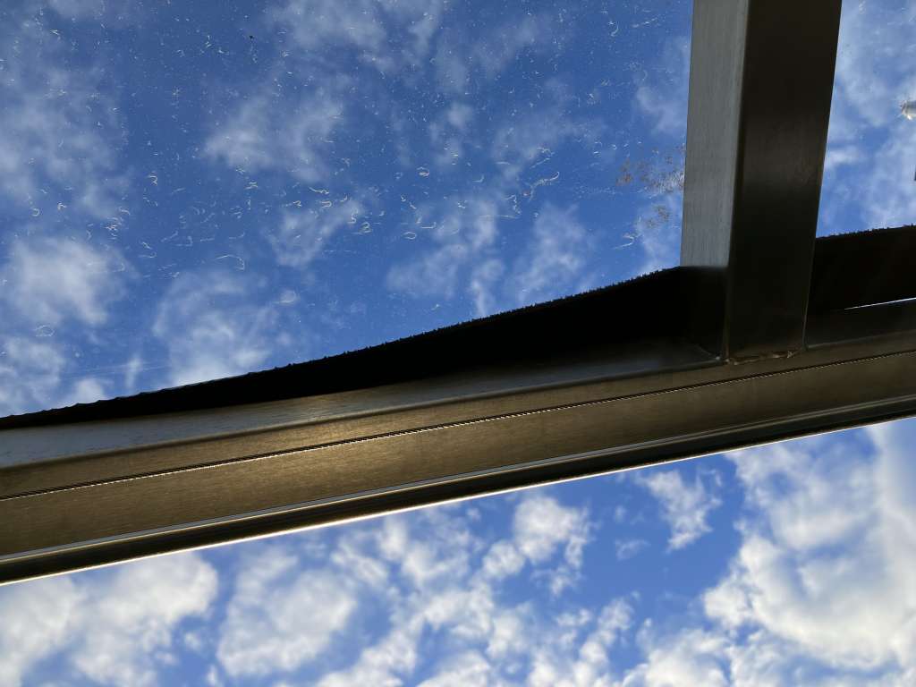 BAU.DE / BAU-Forum: 2. Bild zu Frage "Terrassendach Glasplatten: Schaumstoff-Streifen lösen sich – Ursachen & Lösungen?" im BAU-Forum "Baustoffe" BAU.DE / BAU-Forum: 2. Bild zu Frage "Terrassendach Glasplatten: Schaumstoff-Streifen lösen sich – Ursachen & Lösungen?" im BAU-Forum "Baustoffe"