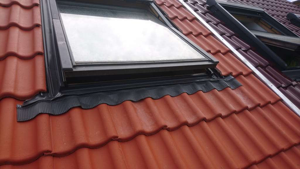 BAU.DE / BAU-Forum: 2. Bild zu Frage "Eindeckrahmen - unteres Querblech stark durch Dachsteine hochgedrückt" im BAU-Forum "Dach" BAU.DE / BAU-Forum: 2. Bild zu Frage "Eindeckrahmen - unteres Querblech stark durch Dachsteine hochgedrückt" im BAU-Forum "Dach"