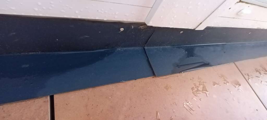 BAU.DE / BAU-Forum: 3. Bild zu Frage "Ist eine Blechaufkantung auf dem Balkonplattenbelag fachmännisch richtig?" im BAU-Forum "Dach" BAU.DE / BAU-Forum: 3. Bild zu Frage "Ist eine Blechaufkantung auf dem Balkonplattenbelag fachmännisch richtig?" im BAU-Forum "Dach"