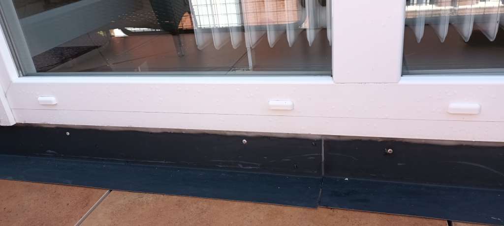 BAU.DE / BAU-Forum: 5. Bild zu Frage "Ist eine Blechaufkantung auf dem Balkonplattenbelag fachmännisch richtig?" im BAU-Forum "Dach" BAU.DE / BAU-Forum: 5. Bild zu Frage "Ist eine Blechaufkantung auf dem Balkonplattenbelag fachmännisch richtig?" im BAU-Forum "Dach"