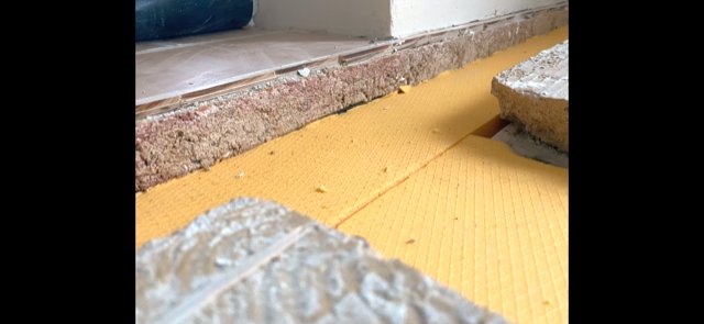 BAU.DE / BAU-Forum: 2. Bild zu Frage "Estrich-Schlitz füllen: 10cm Breite, 1m Länge – Anleitung, Material & Kosten?" im BAU-Forum "Estrich und Bodenbeläge" BAU.DE / BAU-Forum: 2. Bild zu Frage "Estrich-Schlitz füllen: 10cm Breite, 1m Länge – Anleitung, Material & Kosten?" im BAU-Forum "Estrich und Bodenbeläge"