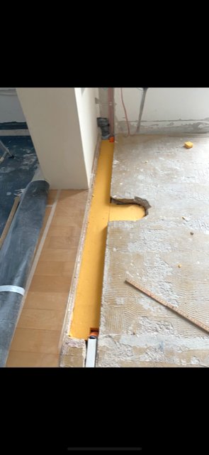 BAU.DE / BAU-Forum: 3. Bild zu Frage "Estrich-Schlitz füllen: 10cm Breite, 1m Länge – Anleitung, Material & Kosten?" im BAU-Forum "Estrich und Bodenbeläge" BAU.DE / BAU-Forum: 3. Bild zu Frage "Estrich-Schlitz füllen: 10cm Breite, 1m Länge – Anleitung, Material & Kosten?" im BAU-Forum "Estrich und Bodenbeläge"