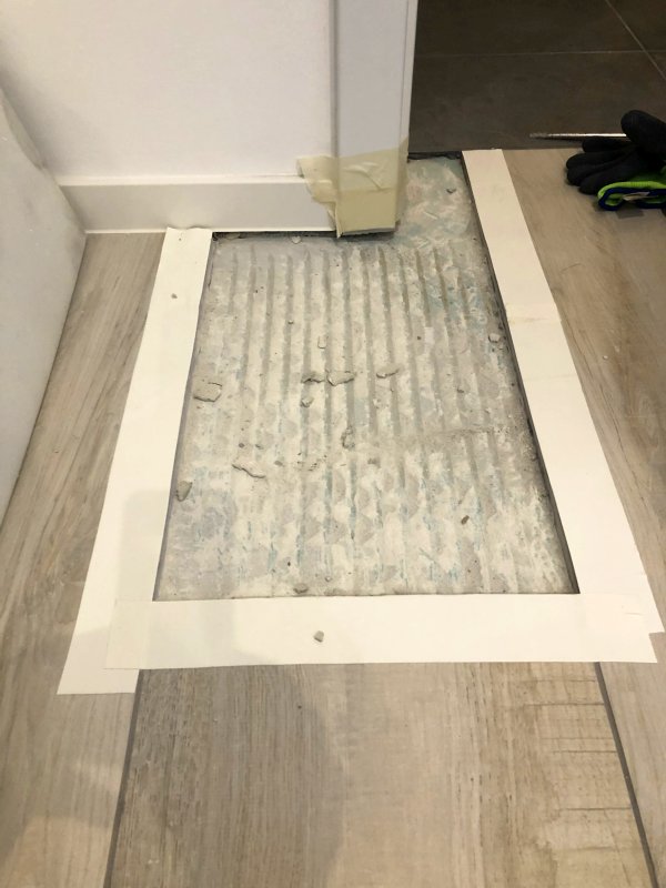 BAU.DE / BAU-Forum: 1. Bild zu Antwort "Haarrisse & gerissene Fliesen: Ursache im Calciumsulfatestrich?" auf die Frage "Calciumsulfatestrich: Trocknungszeit, CM-Messung & Heizprotokoll – Rechte als Käufer?" im BAU-Forum "Estrich und Bodenbeläge" BAU.DE / BAU-Forum: 1. Bild zu Antwort "Haarrisse & gerissene Fliesen: Ursache im Calciumsulfatestrich?" auf die Frage "Calciumsulfatestrich: Trocknungszeit, CM-Messung & Heizprotokoll – Rechte als Käufer?" im BAU-Forum "Estrich und Bodenbeläge"