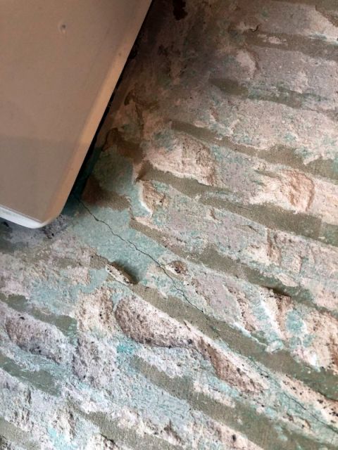 BAU.DE / BAU-Forum: 2. Bild zu Antwort "Haarrisse & gerissene Fliesen: Ursache im Calciumsulfatestrich?" auf die Frage "Calciumsulfatestrich: Trocknungszeit, CM-Messung & Heizprotokoll – Rechte als Käufer?" im BAU-Forum "Estrich und Bodenbeläge" BAU.DE / BAU-Forum: 2. Bild zu Antwort "Haarrisse & gerissene Fliesen: Ursache im Calciumsulfatestrich?" auf die Frage "Calciumsulfatestrich: Trocknungszeit, CM-Messung & Heizprotokoll – Rechte als Käufer?" im BAU-Forum "Estrich und Bodenbeläge"