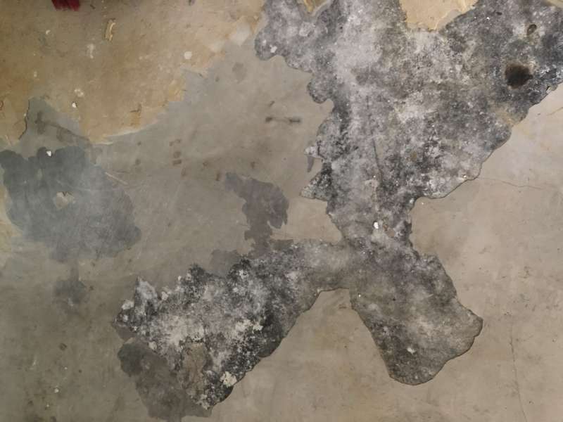 BAU.DE / BAU-Forum: 2. Bild zu Frage "Estrich (?) löst sich, fleckiger Boden darunter" im BAU-Forum "Estrich und Bodenbeläge" BAU.DE / BAU-Forum: 2. Bild zu Frage "Estrich (?) löst sich, fleckiger Boden darunter" im BAU-Forum "Estrich und Bodenbeläge"