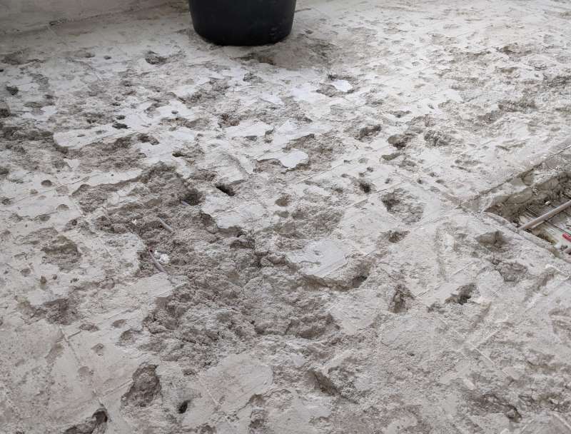 BAU.DE / BAU-Forum: 2. Bild zu Frage "Estrich hinüber nachdem Fliesen entfernt wurden?" im BAU-Forum "Estrich und Bodenbeläge" BAU.DE / BAU-Forum: 2. Bild zu Frage "Estrich hinüber nachdem Fliesen entfernt wurden?" im BAU-Forum "Estrich und Bodenbeläge"