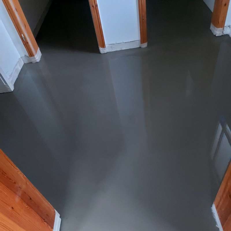 BAU.DE / BAU-Forum: 2. Bild zu Frage "Muss die Ausgleichsmasse wieder raus?" im BAU-Forum "Estrich und Bodenbeläge" BAU.DE / BAU-Forum: 2. Bild zu Frage "Muss die Ausgleichsmasse wieder raus?" im BAU-Forum "Estrich und Bodenbeläge"