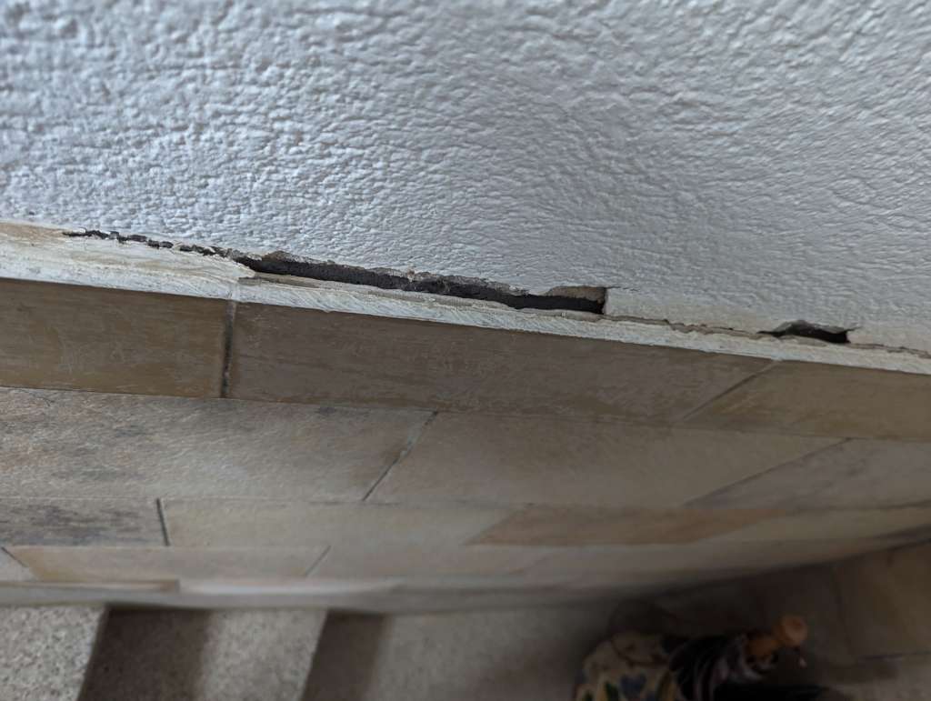 BAU.DE / BAU-Forum: 1. Bild zu Frage "Hohlraum hinter Wandfliesen und Instabilität" im BAU-Forum "Estrich und Bodenbeläge" BAU.DE / BAU-Forum: 1. Bild zu Frage "Hohlraum hinter Wandfliesen und Instabilität" im BAU-Forum "Estrich und Bodenbeläge"