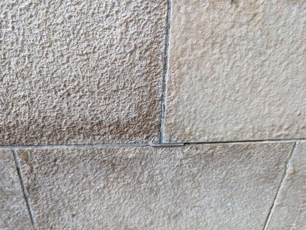 BAU.DE / BAU-Forum: 1. Bild zu Antwort "Mehr Fotos" auf die Frage "Hohlraum hinter Wandfliesen und Instabilität" im BAU-Forum "Estrich und Bodenbeläge" BAU.DE / BAU-Forum: 1. Bild zu Antwort "Mehr Fotos" auf die Frage "Hohlraum hinter Wandfliesen und Instabilität" im BAU-Forum "Estrich und Bodenbeläge"