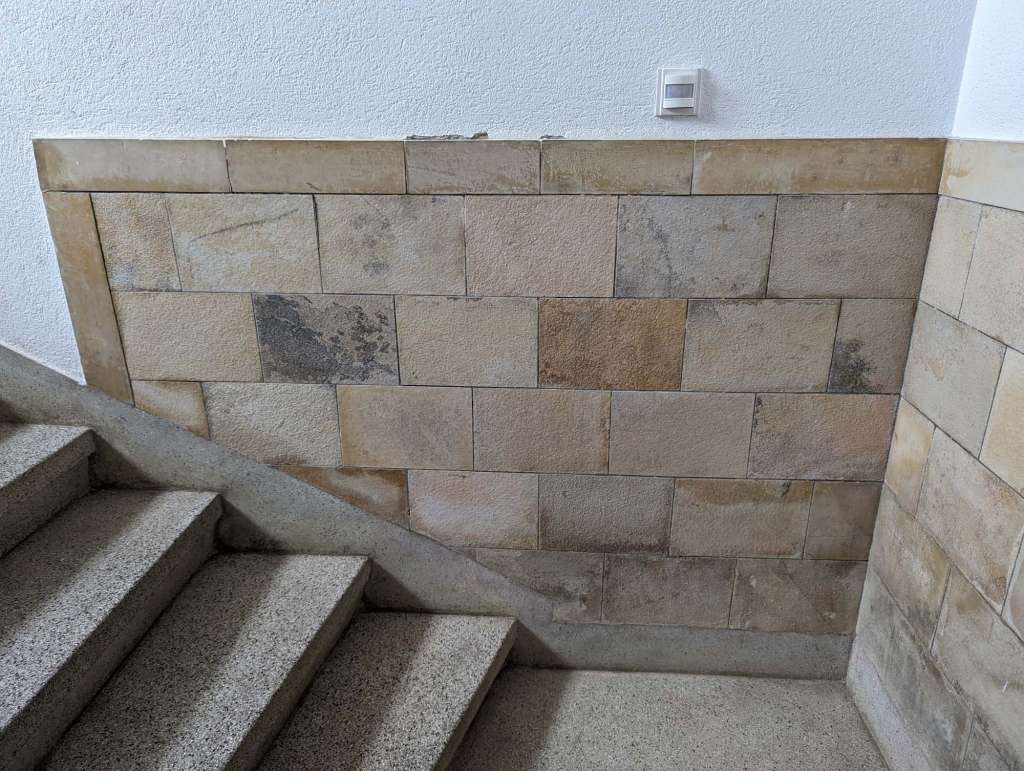 BAU.DE / BAU-Forum: 2. Bild zu Antwort "Mehr Fotos" auf die Frage "Hohlraum hinter Wandfliesen und Instabilität" im BAU-Forum "Estrich und Bodenbeläge" BAU.DE / BAU-Forum: 2. Bild zu Antwort "Mehr Fotos" auf die Frage "Hohlraum hinter Wandfliesen und Instabilität" im BAU-Forum "Estrich und Bodenbeläge"