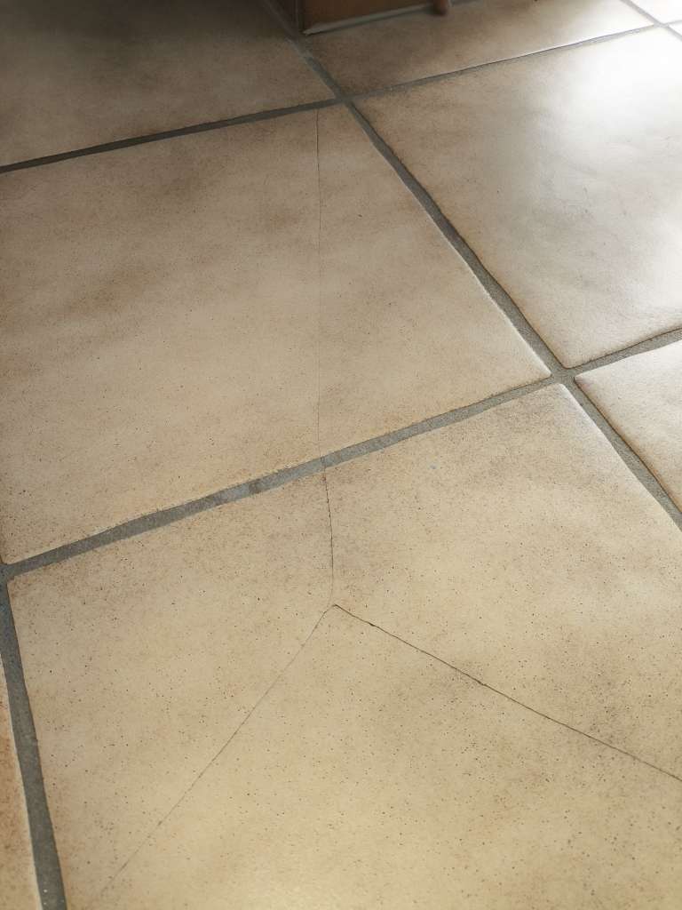 BAU.DE / BAU-Forum: 2. Bild zu Frage "Estrich senkte sich" im BAU-Forum "Estrich und Bodenbeläge" BAU.DE / BAU-Forum: 2. Bild zu Frage "Estrich senkte sich" im BAU-Forum "Estrich und Bodenbeläge"