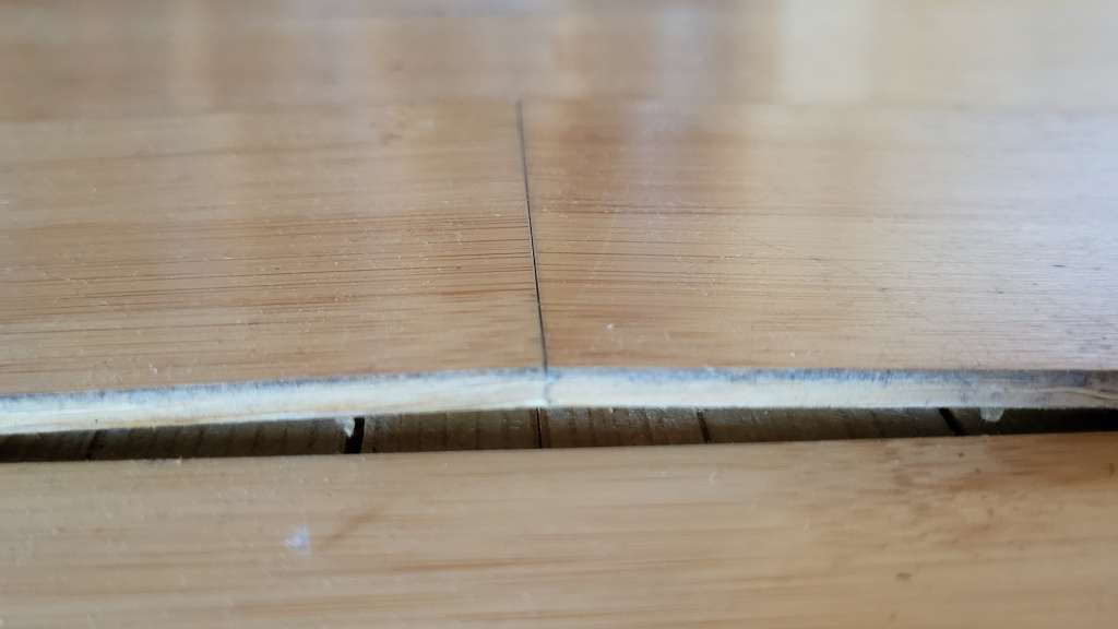 BAU.DE / BAU-Forum: 1. Bild zu Frage "Bambusparkett löst sich ab: Deckschicht von Trägerplatte - Reparatur?" im BAU-Forum "Estrich und Bodenbeläge" BAU.DE / BAU-Forum: 1. Bild zu Frage "Bambusparkett löst sich ab: Deckschicht von Trägerplatte - Reparatur?" im BAU-Forum "Estrich und Bodenbeläge"