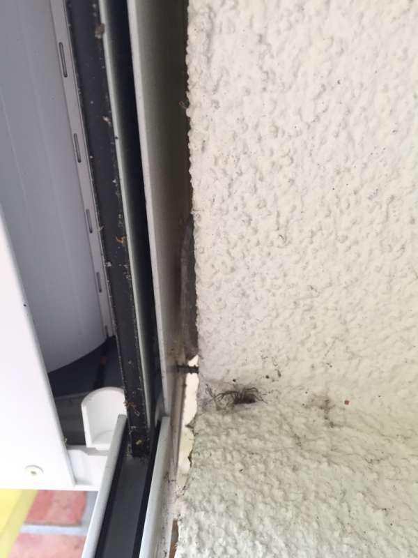 BAU.DE / BAU-Forum: 3. Bild zu Frage "Rollladen Seitenführung löst sich: Ursachen, Reparatur & Befestigungsmethoden?" im BAU-Forum "Fenster und Außentüren" BAU.DE / BAU-Forum: 3. Bild zu Frage "Rollladen Seitenführung löst sich: Ursachen, Reparatur & Befestigungsmethoden?" im BAU-Forum "Fenster und Außentüren"