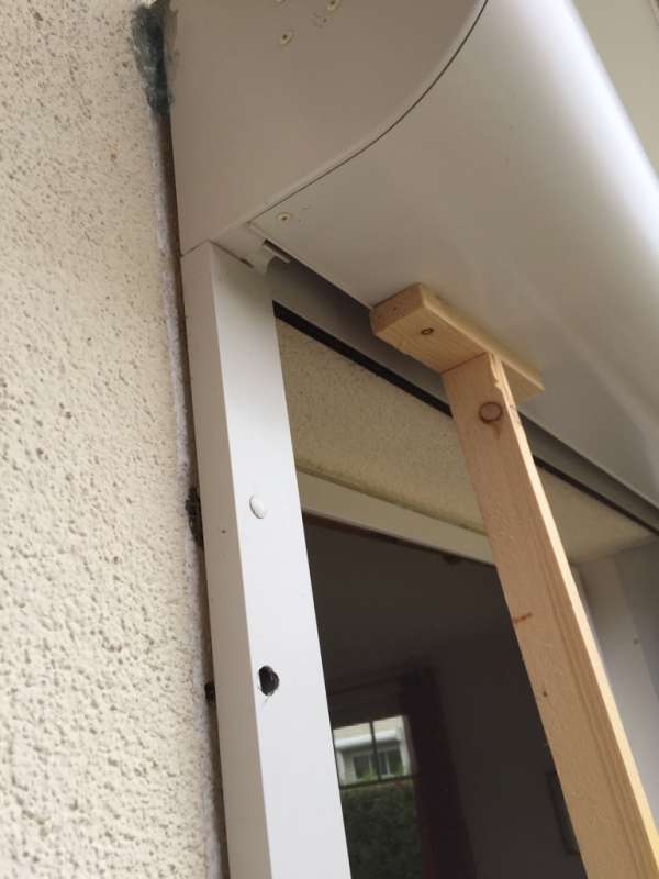 BAU.DE / BAU-Forum: 4. Bild zu Frage "Rollladen Seitenführung löst sich: Ursachen, Reparatur & Befestigungsmethoden?" im BAU-Forum "Fenster und Außentüren" BAU.DE / BAU-Forum: 4. Bild zu Frage "Rollladen Seitenführung löst sich: Ursachen, Reparatur & Befestigungsmethoden?" im BAU-Forum "Fenster und Außentüren"