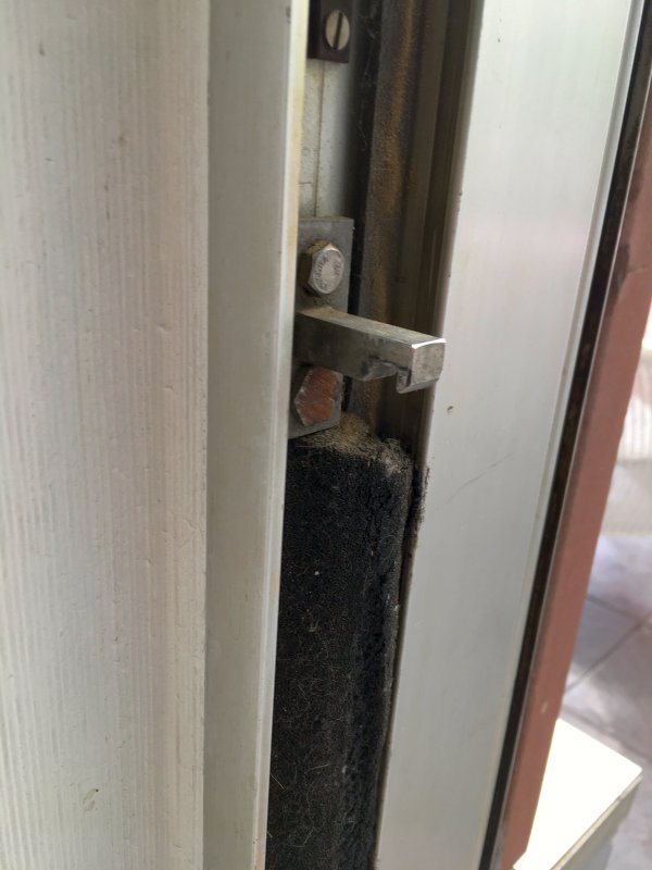 BAU.DE / BAU-Forum: 2. Bild zu Frage "Ersatzteile & Griffe für alte Alu-Schiebefenster (60er/70er) finden: Hersteller, Bezugsquellen?" im BAU-Forum "Fenster und Außentüren" BAU.DE / BAU-Forum: 2. Bild zu Frage "Ersatzteile & Griffe für alte Alu-Schiebefenster (60er/70er) finden: Hersteller, Bezugsquellen?" im BAU-Forum "Fenster und Außentüren"