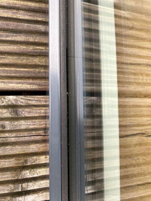 BAU.DE / BAU-Forum: 1. Bild zu Antwort "Detailaufnahme: Dichtungsproblem am Holz-Alu-Fenster" auf die Frage "Holz-Alu-Fenster: Undichte Dichtung reparieren – Ursachen, Kosten & DIY-Anleitung?" im BAU-Forum "Fenster und Außentüren" BAU.DE / BAU-Forum: 1. Bild zu Antwort "Detailaufnahme: Dichtungsproblem am Holz-Alu-Fenster" auf die Frage "Holz-Alu-Fenster: Undichte Dichtung reparieren – Ursachen, Kosten & DIY-Anleitung?" im BAU-Forum "Fenster und Außentüren"
