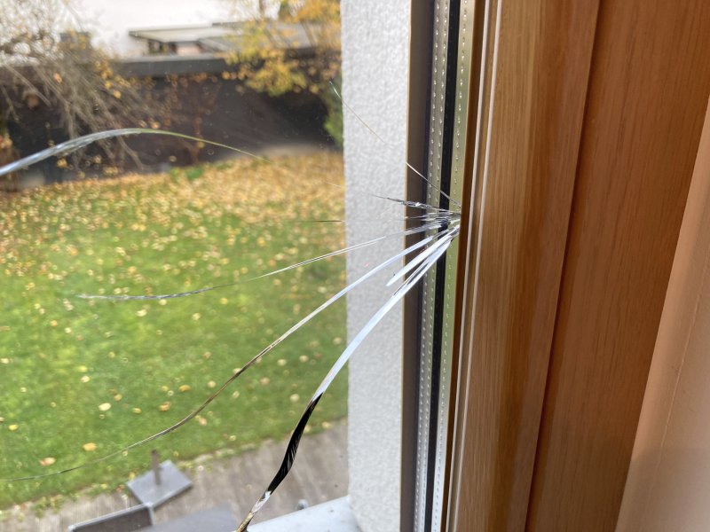 BAU.DE / BAU-Forum: 2. Bild zu Frage "3-fach Verglasung: Risse durch Plissees? Ursachen, Risiken & Fachberatung" im BAU-Forum "Fenster und Außentüren" BAU.DE / BAU-Forum: 2. Bild zu Frage "3-fach Verglasung: Risse durch Plissees? Ursachen, Risiken & Fachberatung" im BAU-Forum "Fenster und Außentüren"