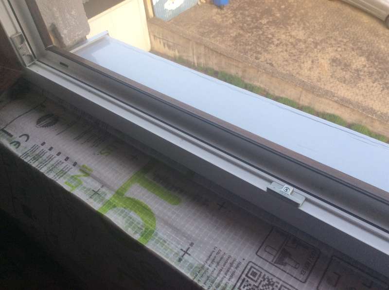 BAU.DE / BAU-Forum: 2. Bild zu Frage "Kunststofffenster verzieht sich: Ursachen, Lösungen & Risiken durch Wärme?" im BAU-Forum "Fenster und Außentüren" BAU.DE / BAU-Forum: 2. Bild zu Frage "Kunststofffenster verzieht sich: Ursachen, Lösungen & Risiken durch Wärme?" im BAU-Forum "Fenster und Außentüren"