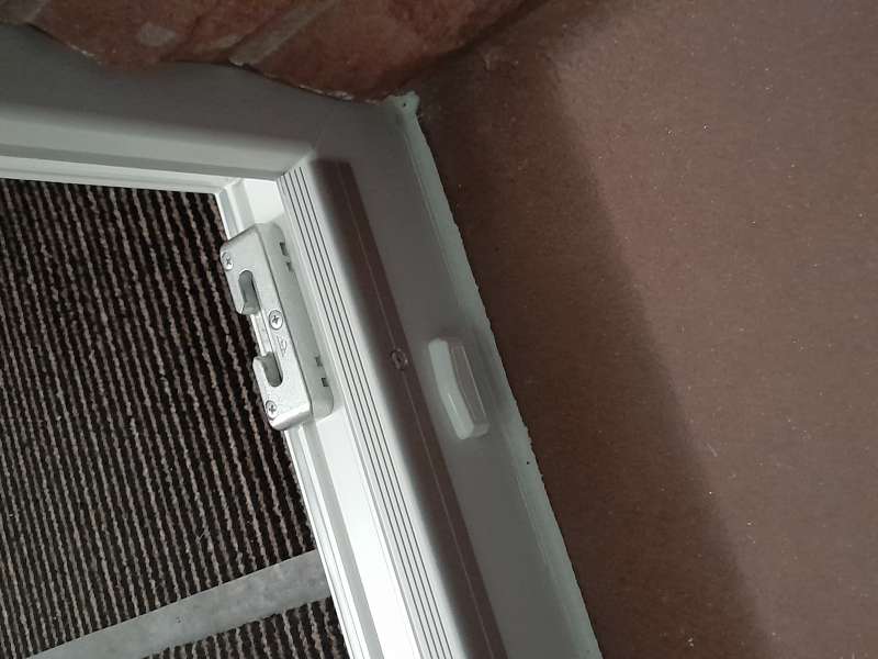 BAU.DE / BAU-Forum: 2. Bild zu Antwort "Balkontür-Details: Bilder – Schlagregendichtes Band & Acryl" auf die Frage "Balkontür-Austausch im Altbau: Rahmenbreite ungleichmäßig – Mangel, Rechte & Vorgehen?" im BAU-Forum "Fenster und Außentüren" BAU.DE / BAU-Forum: 2. Bild zu Antwort "Balkontür-Details: Bilder – Schlagregendichtes Band & Acryl" auf die Frage "Balkontür-Austausch im Altbau: Rahmenbreite ungleichmäßig – Mangel, Rechte & Vorgehen?" im BAU-Forum "Fenster und Außentüren"