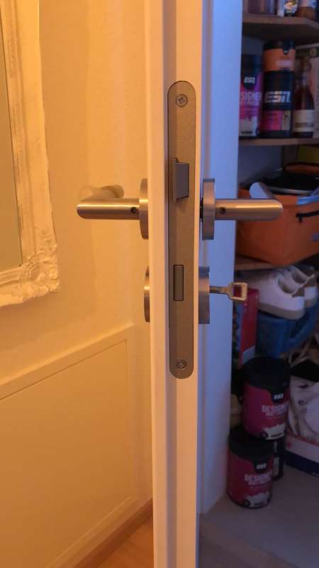 BAU.DE / BAU-Forum: 1. Bild zu Frage "Türgriff demontieren: Rosette entfernen trotz gelöster Madenschraube – Anleitung & Tipps" im BAU-Forum "Fenster und Außentüren" BAU.DE / BAU-Forum: 1. Bild zu Frage "Türgriff demontieren: Rosette entfernen trotz gelöster Madenschraube – Anleitung & Tipps" im BAU-Forum "Fenster und Außentüren"