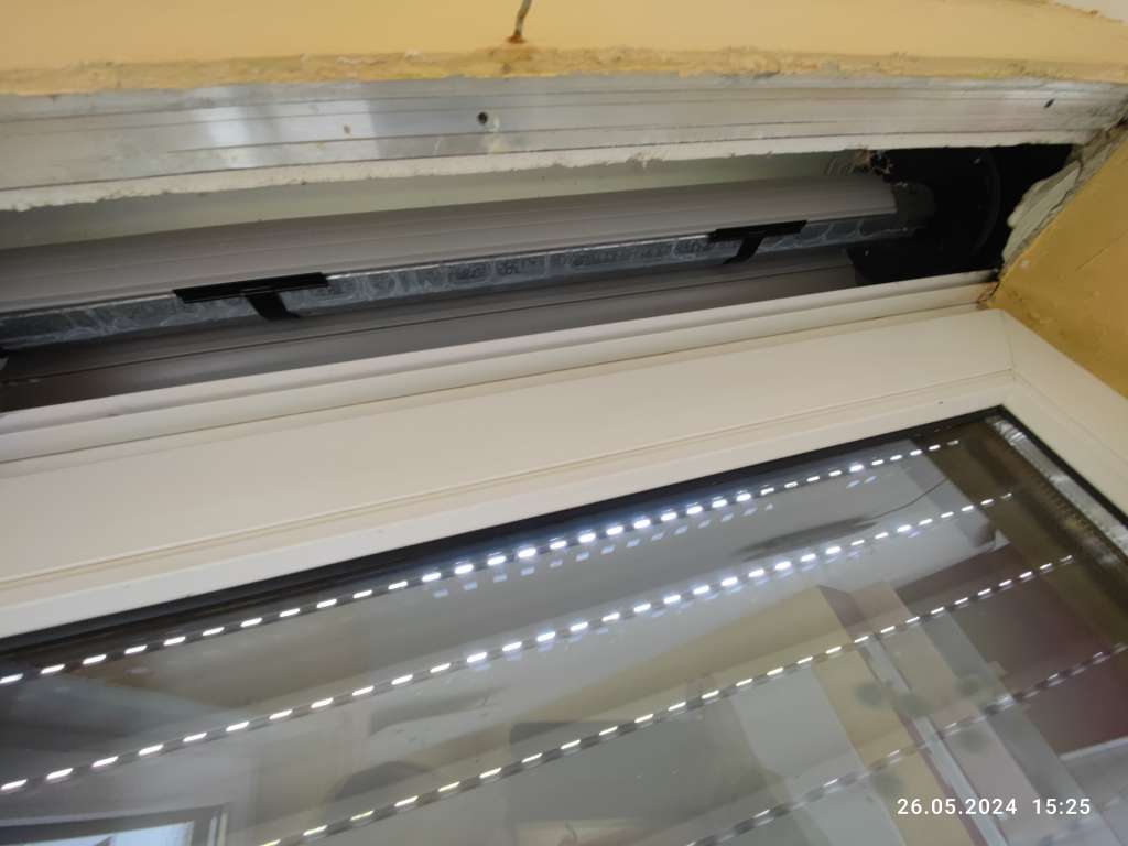 BAU.DE / BAU-Forum: 5. Bild zu Frage "Feuchteschäden Rolladenkasten Innenwand: Ursachen, Sanierung & Kosten für Haus Bj. 2000?" im BAU-Forum "Fenster und Außentüren" BAU.DE / BAU-Forum: 5. Bild zu Frage "Feuchteschäden Rolladenkasten Innenwand: Ursachen, Sanierung & Kosten für Haus Bj. 2000?" im BAU-Forum "Fenster und Außentüren"