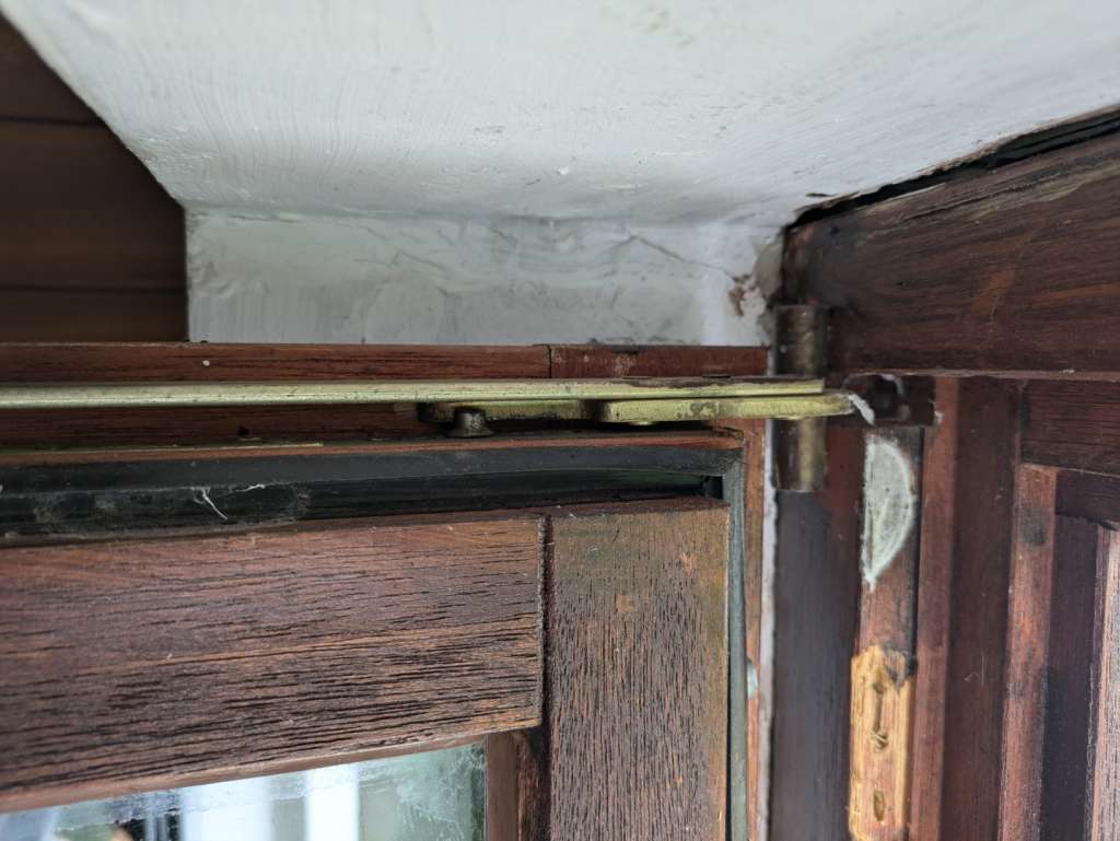 BAU.DE / BAU-Forum: 1. Bild zu Frage "Altes Holzfenster einstellen: Ursachen, Optionen & Tipps zur Reparatur?" im BAU-Forum "Fenster und Außentüren" BAU.DE / BAU-Forum: 1. Bild zu Frage "Altes Holzfenster einstellen: Ursachen, Optionen & Tipps zur Reparatur?" im BAU-Forum "Fenster und Außentüren"