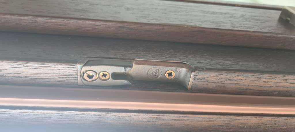 BAU.DE / BAU-Forum: 1. Bild zu Frage "Alte Holz-Roto-Fenster: Anpressdruck einstellen" im BAU-Forum "Fenster und Außentüren" BAU.DE / BAU-Forum: 1. Bild zu Frage "Alte Holz-Roto-Fenster: Anpressdruck einstellen" im BAU-Forum "Fenster und Außentüren"