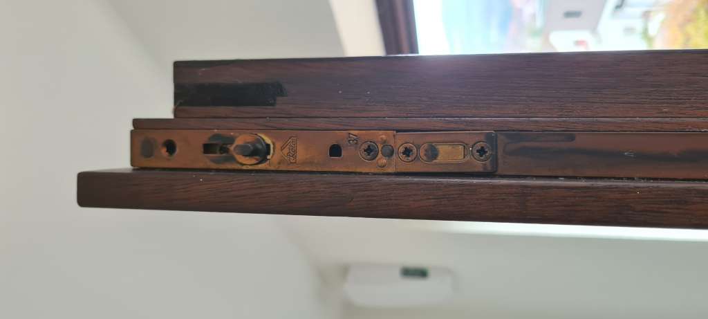 BAU.DE / BAU-Forum: 2. Bild zu Frage "Alte Holz-Roto-Fenster: Anpressdruck einstellen" im BAU-Forum "Fenster und Außentüren" BAU.DE / BAU-Forum: 2. Bild zu Frage "Alte Holz-Roto-Fenster: Anpressdruck einstellen" im BAU-Forum "Fenster und Außentüren"