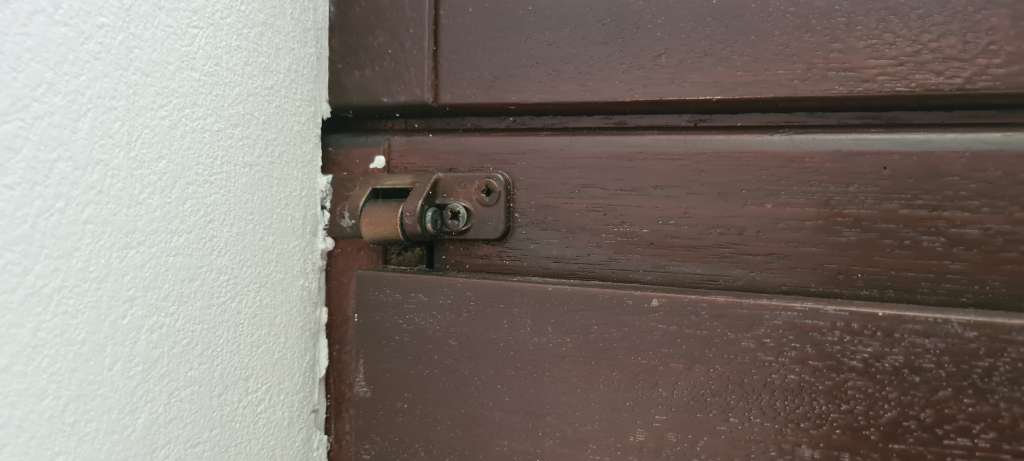 BAU.DE / BAU-Forum: 1. Bild zu Antwort "Roto Holzfenster – Anpressdruck: Zusätzliche Justierung an Außenkanten" auf die Frage "Alte Holz-Roto-Fenster: Anpressdruck einstellen" im BAU-Forum "Fenster und Außentüren" BAU.DE / BAU-Forum: 1. Bild zu Antwort "Roto Holzfenster – Anpressdruck: Zusätzliche Justierung an Außenkanten" auf die Frage "Alte Holz-Roto-Fenster: Anpressdruck einstellen" im BAU-Forum "Fenster und Außentüren"