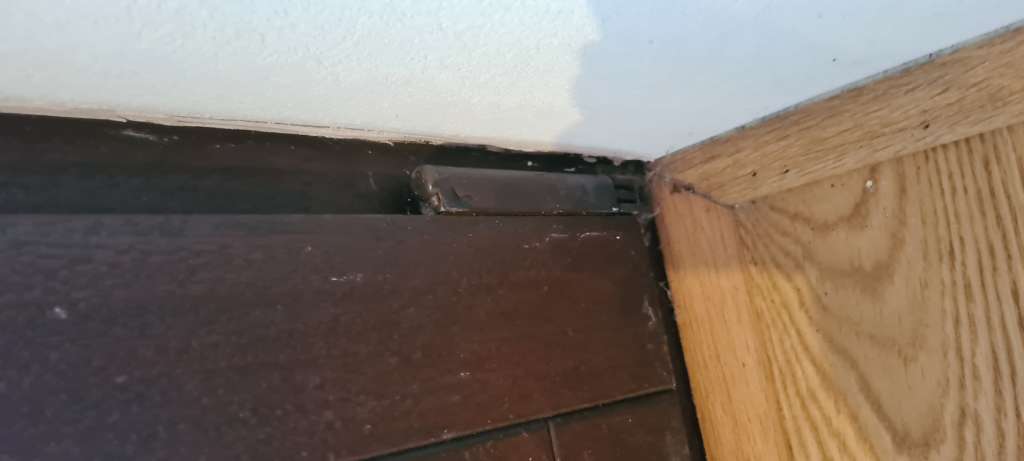 BAU.DE / BAU-Forum: 2. Bild zu Antwort "Roto Holzfenster – Anpressdruck: Zusätzliche Justierung an Außenkanten" auf die Frage "Alte Holz-Roto-Fenster: Anpressdruck einstellen" im BAU-Forum "Fenster und Außentüren" BAU.DE / BAU-Forum: 2. Bild zu Antwort "Roto Holzfenster – Anpressdruck: Zusätzliche Justierung an Außenkanten" auf die Frage "Alte Holz-Roto-Fenster: Anpressdruck einstellen" im BAU-Forum "Fenster und Außentüren"