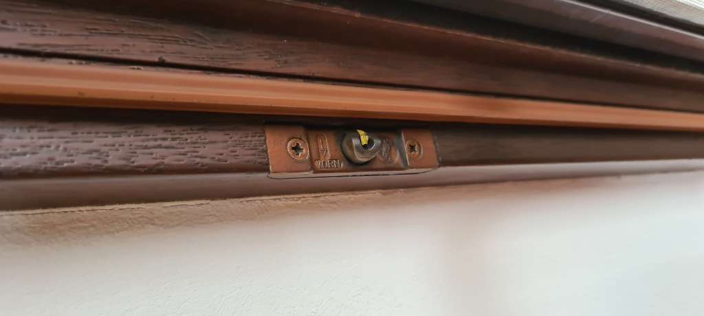 BAU.DE / BAU-Forum: 3. Bild zu Antwort "Roto Holzfenster – Anpressdruck: Zusätzliche Justierung an Außenkanten" auf die Frage "Alte Holz-Roto-Fenster: Anpressdruck einstellen" im BAU-Forum "Fenster und Außentüren" BAU.DE / BAU-Forum: 3. Bild zu Antwort "Roto Holzfenster – Anpressdruck: Zusätzliche Justierung an Außenkanten" auf die Frage "Alte Holz-Roto-Fenster: Anpressdruck einstellen" im BAU-Forum "Fenster und Außentüren"